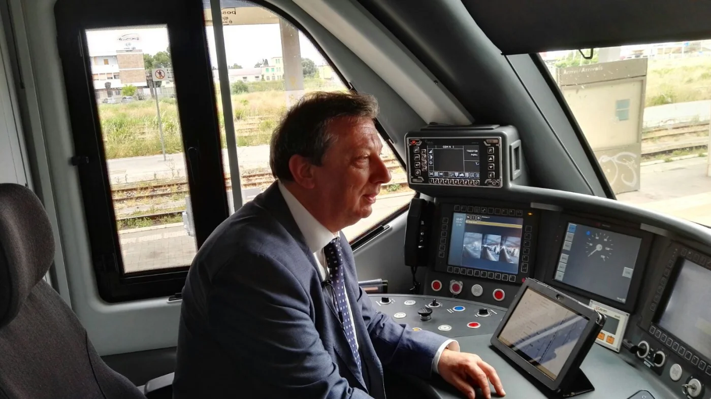 Pino Chillemi ai comandi nella cabina di un treno